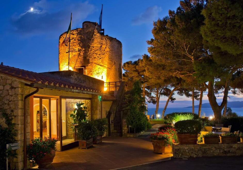 L’ingresso del Boutique Hotel Torre  di Cala Piccola (foto dal sito dell’albergo)