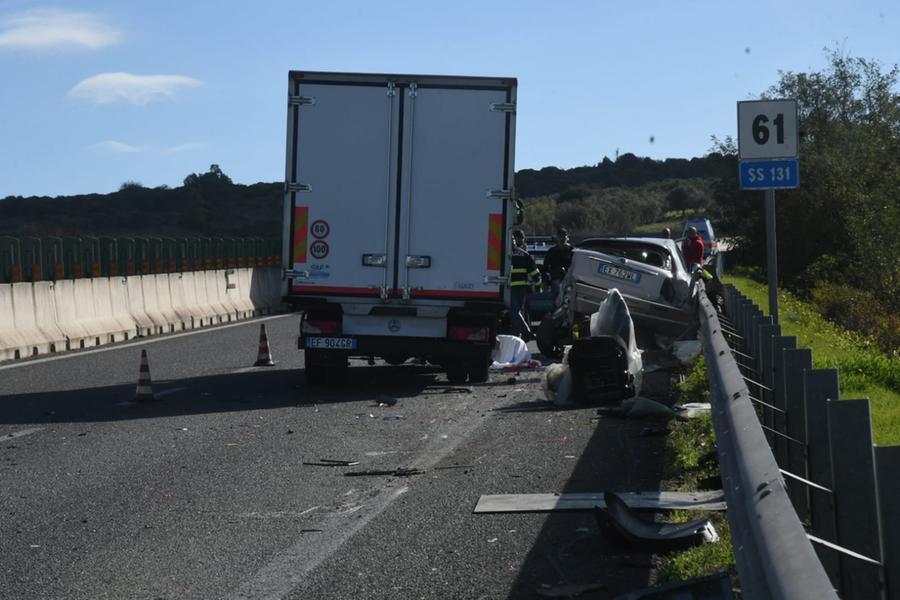 Tragedia sulla 131, scende dall’auto per sistemare il carrello: travolto e ucciso da un mezzo pesante