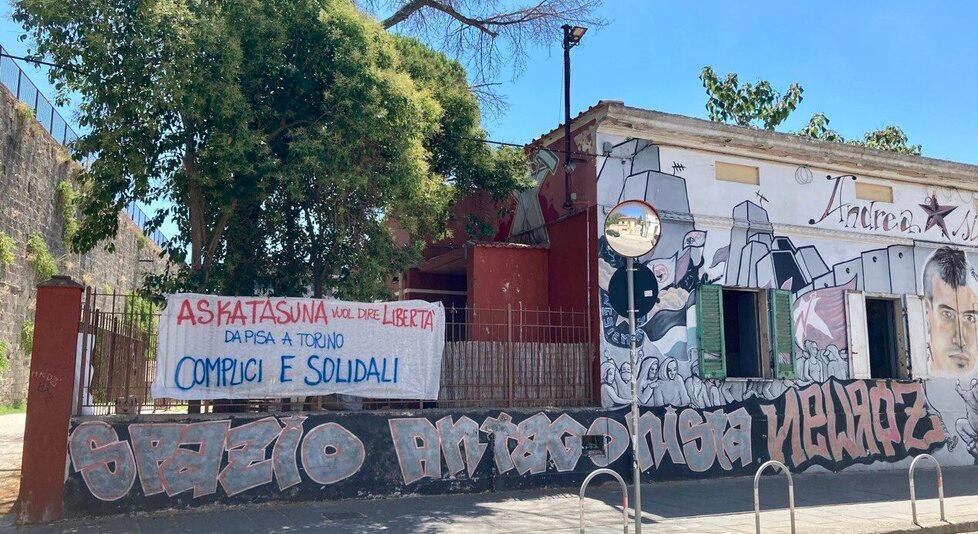 La sede che ospita il movimento antagonista Newroz in via Garibaldi