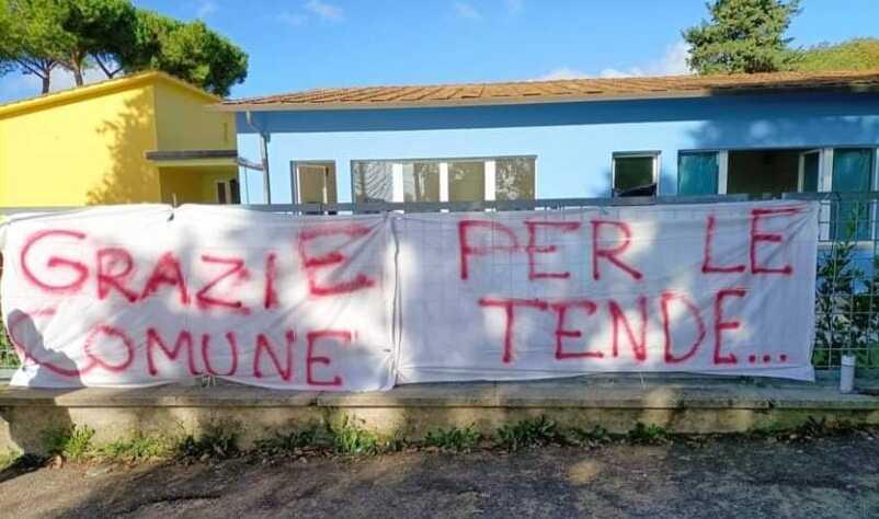 Le tende sono a lavare da luglio, alla scuola di Nugola ecco le buste alle finestre