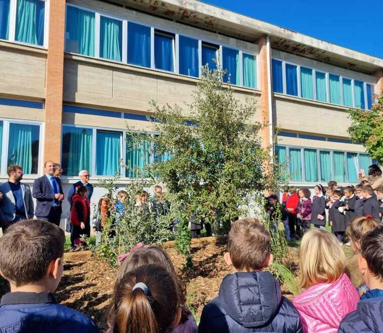 A Montemurlo nasce un “bosco” davanti alla scuola elementare