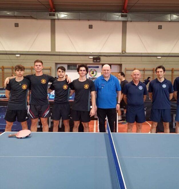 La formazione del Circolo 2010 Tennistavolo Prato che ieri ha battuto 4-1 l’Apuania Carrara e ora è in testa da solo nel campionato di A2