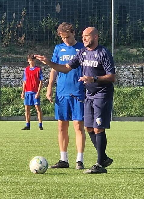 Il tecnico Lucio Brando mentre dirige un allenamento del Prato