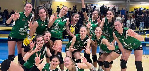 Foto di gruppo  per le bianconere che festeggiano la vittoria