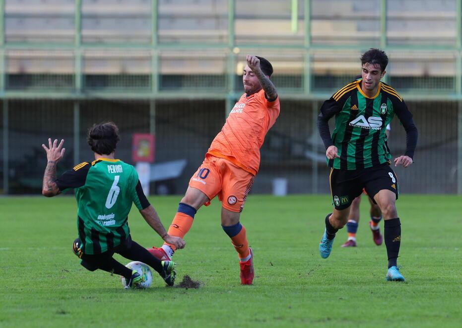 Davide Macrì durante un contrasto di gioco con un giocatore dell’Aglianese (foto Nucci)