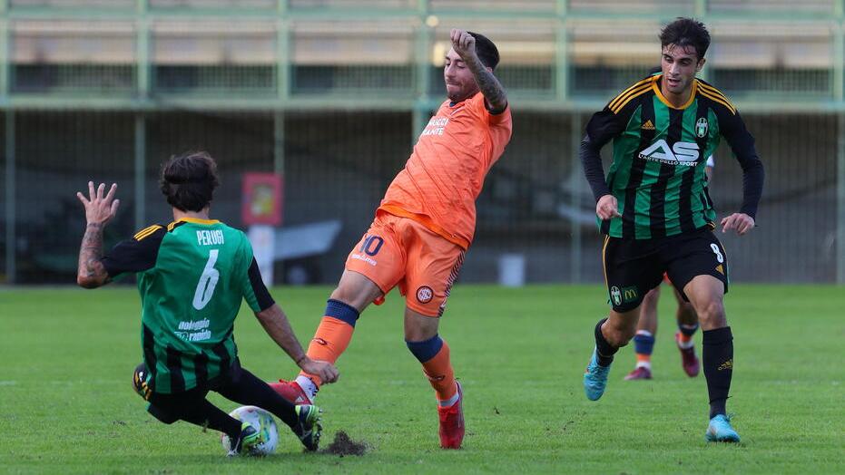 Davide Macrì durante un contrasto di gioco con un giocatore dell’Aglianese (foto Nucci)