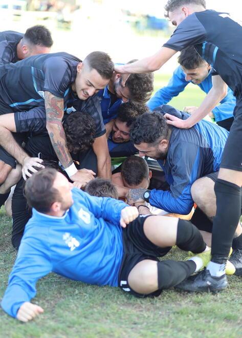 Martini abbracciato dai compagni di squadra dopo la rete del 2-1 segnata al 91’ (foto dalla pagina Facebook dell’Usd Montiano)
