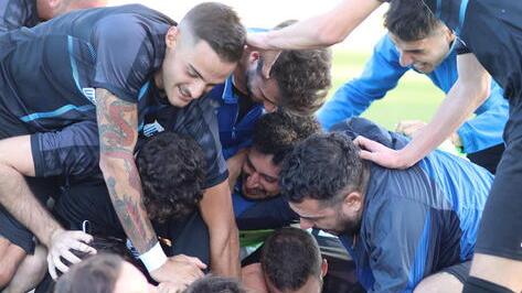 Martini abbracciato dai compagni di squadra dopo la rete del 2-1 segnata al 91’ (foto dalla pagina Facebook dell’Usd Montiano)