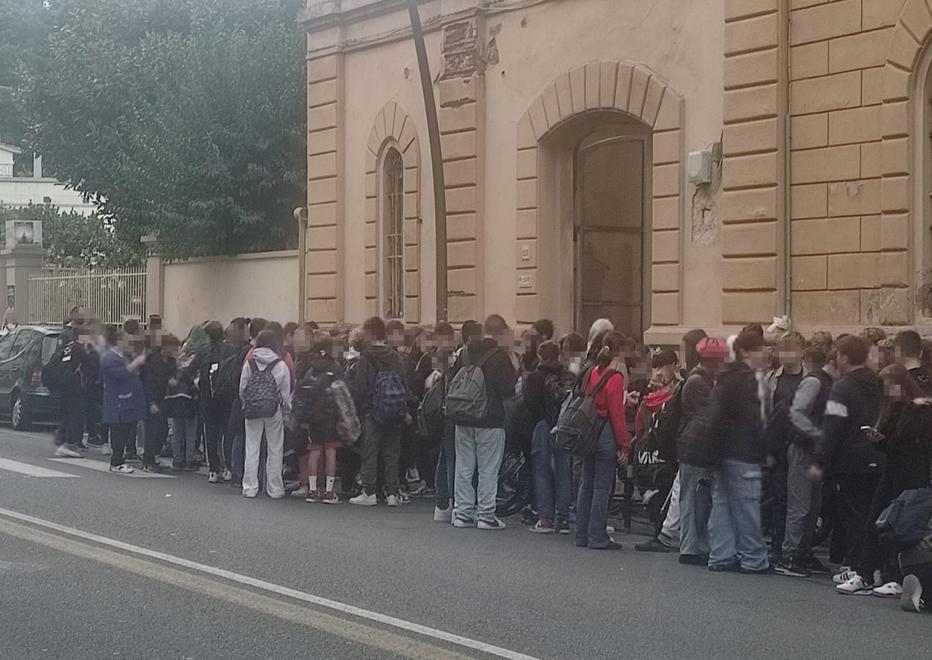 Caos viabilità in via Marradi, il racconto di una mamma: «Quell’auto per poco non ha preso mia figlia» 