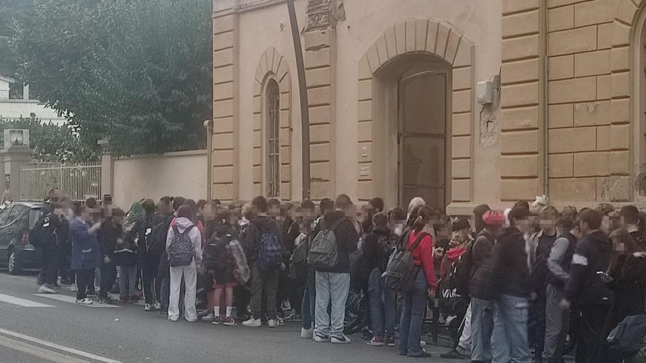 Caos viabilità in via Marradi, il racconto di una mamma: «Quell’auto per poco non ha preso mia figlia»