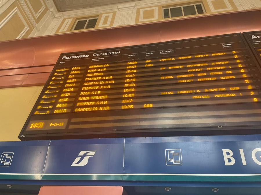 
	Il tabellone luminoso della stazione di Livorno: sono visibili i ritardi e i treni cancellati nel primo pomeriggio di marted&igrave; 8 novembre

