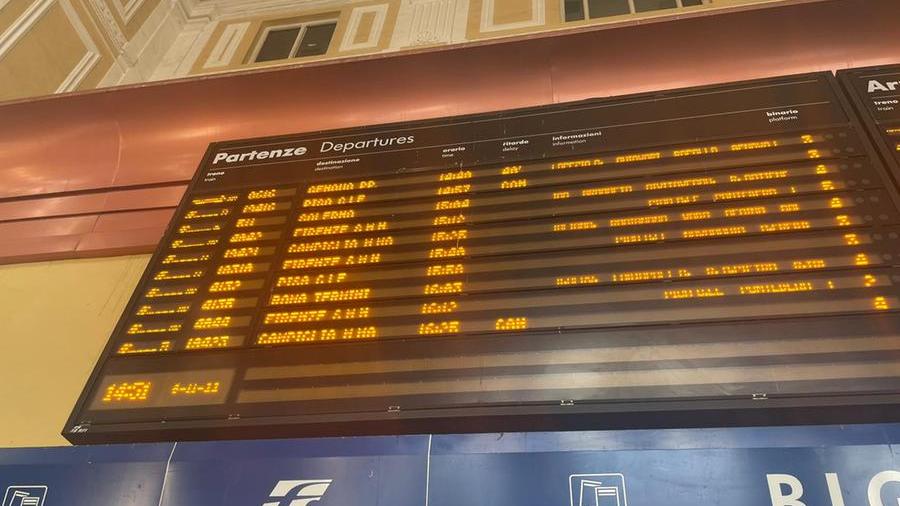 Il tabellone luminoso della stazione di Livorno: sono visibili i ritardi e i treni cancellati nel primo pomeriggio di martedì 8 novembre