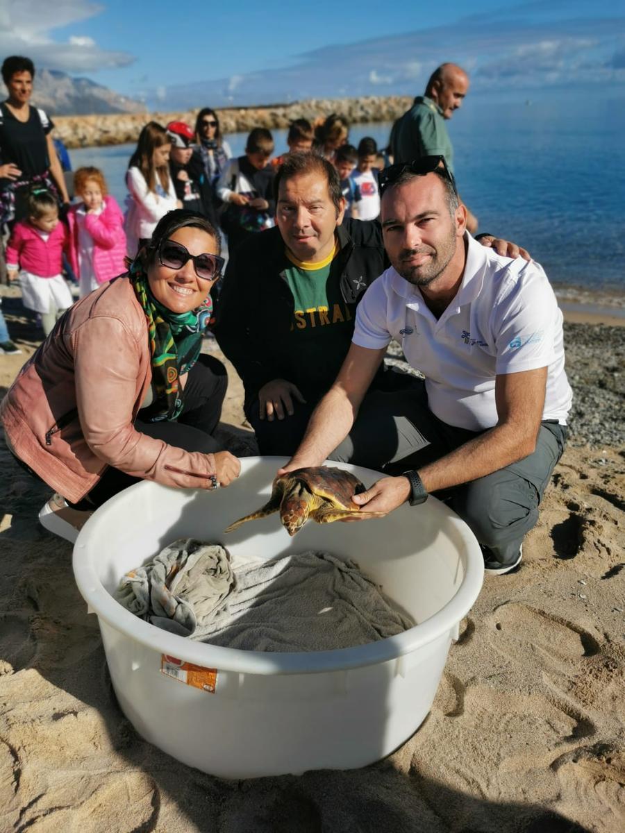 Tortolì, guarita dalle ferite la tartaruga Tarturo è stata rimessa in mare davanti a un gruppo di scolari
