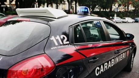 Ignora il divieto di avvicinarsi all’ex moglie e continua a infastidirla: finisce ai domiciliari