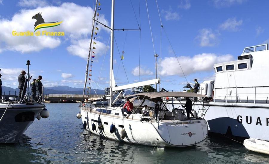 Lo yacht sequestrato dalla Guardia di finanza donato a un gruppo che segue minori in difficoltà