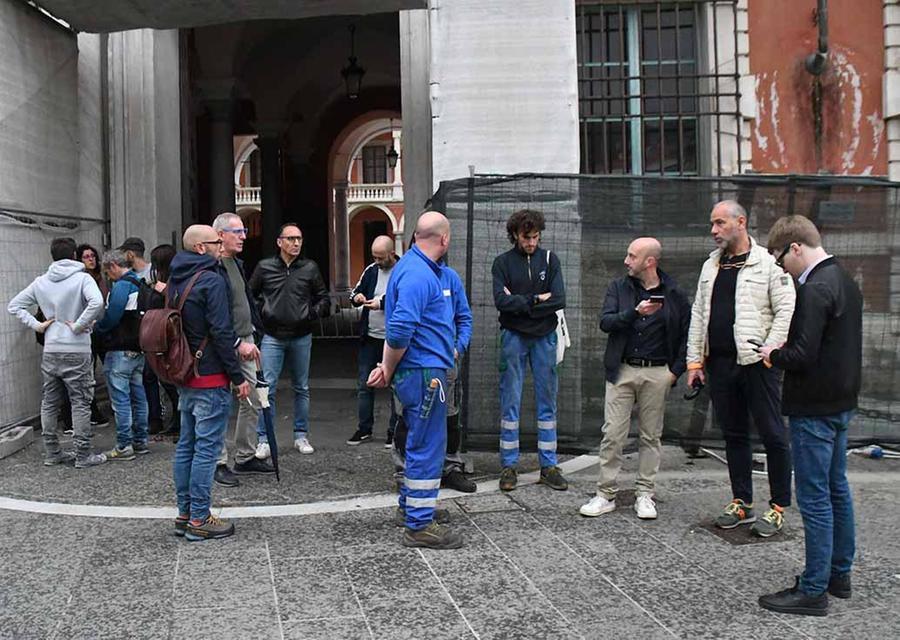 
	I lavoratori Geko fuori dalla Prefettura di Massa

