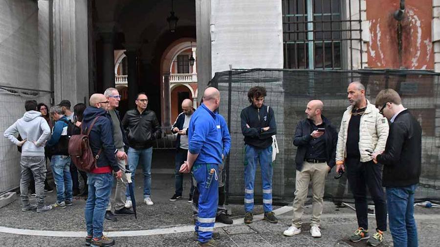 I lavoratori Geko fuori dalla Prefettura di Massa