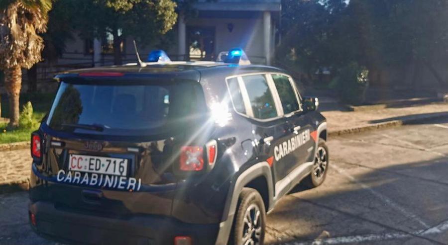 Cade dalla scala e resta infilzato con la gamba in un cancello a Pauli Arbarei