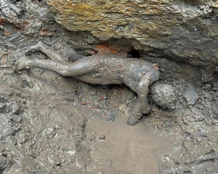 Le 24 statue di bronzo emerse dall’acqua che cambieranno per sempre San Casciano dei Bagni