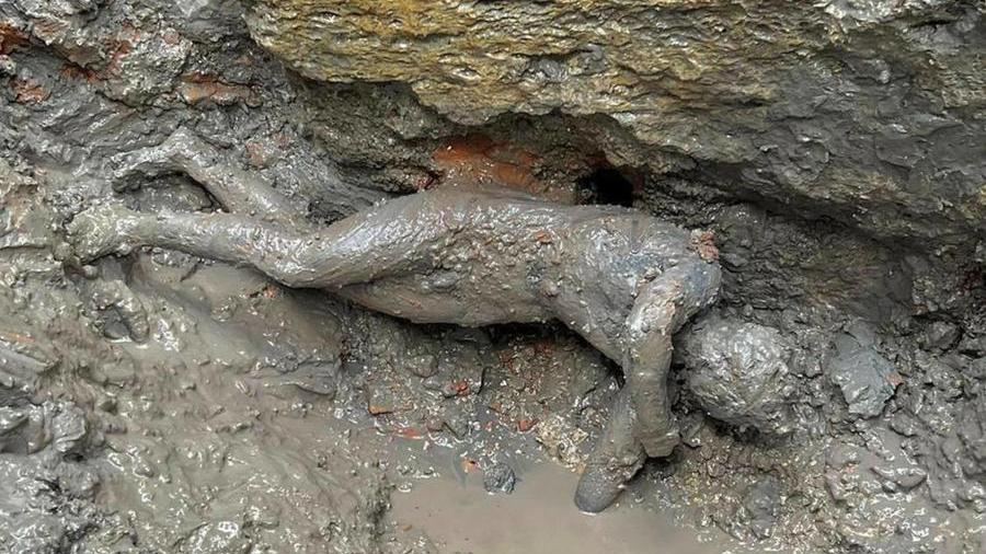 Le 24 statue di bronzo emerse dall’acqua che cambieranno per sempre San Casciano dei Bagni