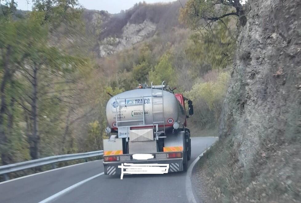 Appennino modenese. Manca l’acqua, ecco le autobotti 