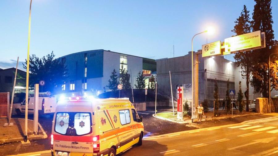 Sbaglia porta in un ristorante del mercato centrale di Firenze e precipita nello scantinato
