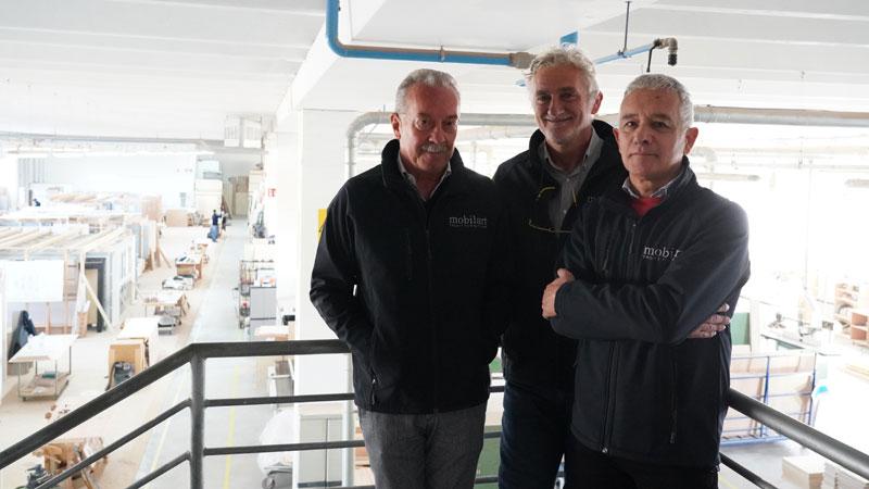 I titolari dell’azienda Mobilart di Navacchio Lorenzo Gasperini, Stefano Vagelli e Maurizio Paganelli. Nel 1994 erano dipendenti e rischiavano di restare senza lavoro. Oggi sono imprenditori di successo