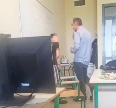 Studente picchiato in classe: cosa rischia il professore dopo il pugno