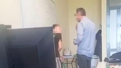Studente picchiato in classe: cosa rischia il professore dopo il pugno