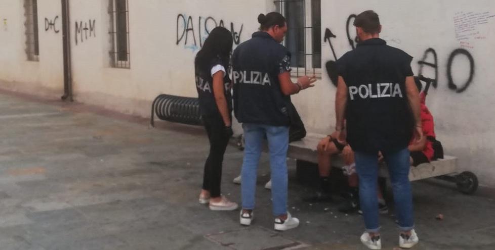 Firenze, tredicenne cerca di rubare uno scooter poi minaccia gli agenti: «Vi accoltello»