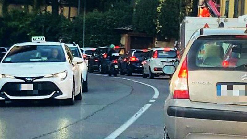 Traffico in tilt a Firenze, il professor Alberti: «Troppi i mezzi in circolazione e il servizio bus è inaffidabile»