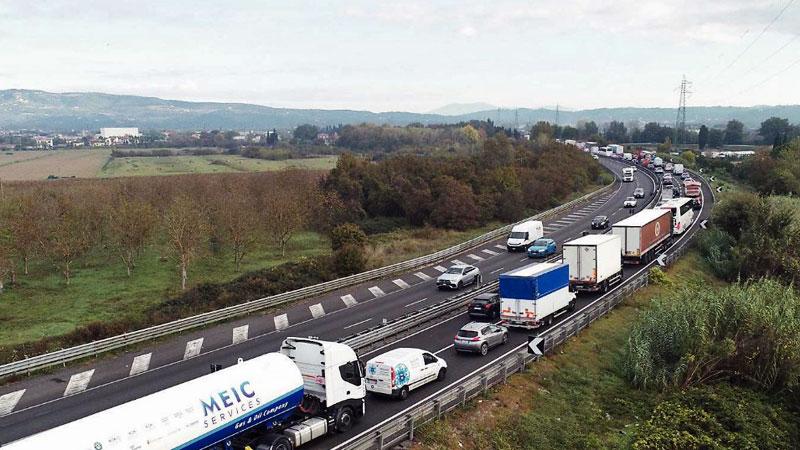 Nell'immagine scattata da Juri Autovino, la coda che si è formata ieri nel tratto compreso tra Montelupo Fiorentino ed Empoli est in direzione della costa