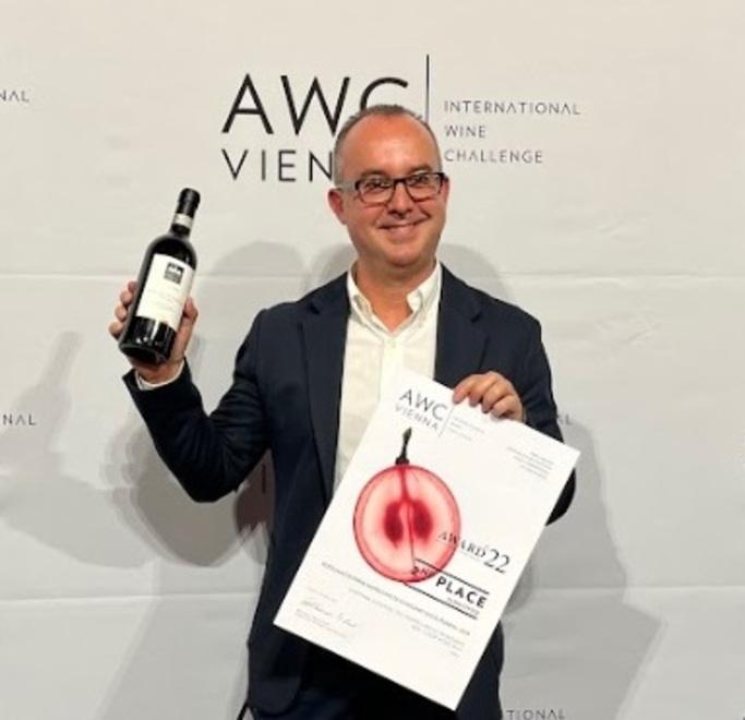 Sergio Bucci, direttore dei Vignaioli Morellino di Scansano, mostra il premio (e la bottiglia) che è valso alla Cantina il secondo premio nella Top 3 dei migliori Sangiovese al mondo, assegnato dalla giuria dell’Awc Vienna International Wine Challenge