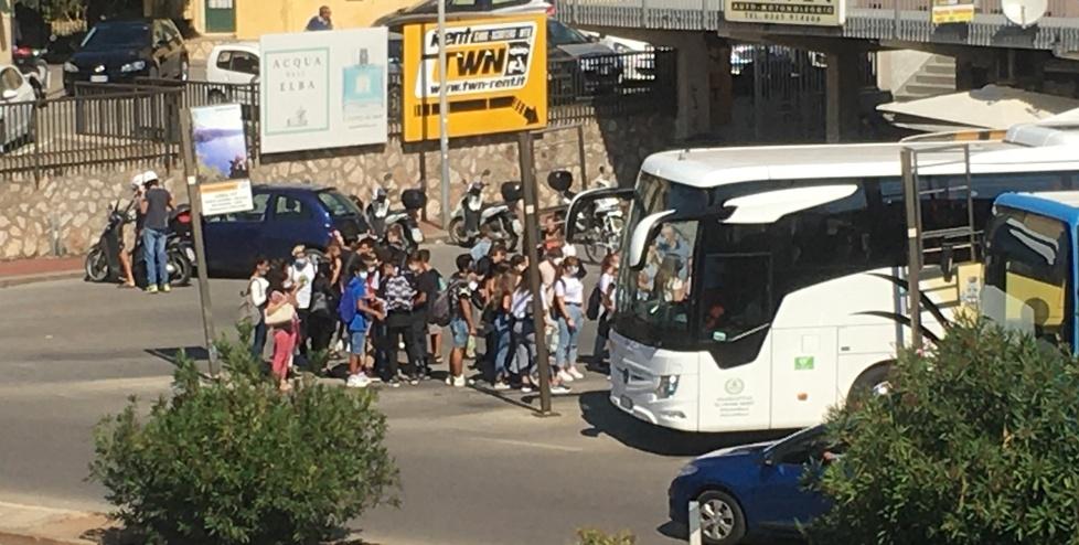 Studenti alla fermata del bus in viale Elba
