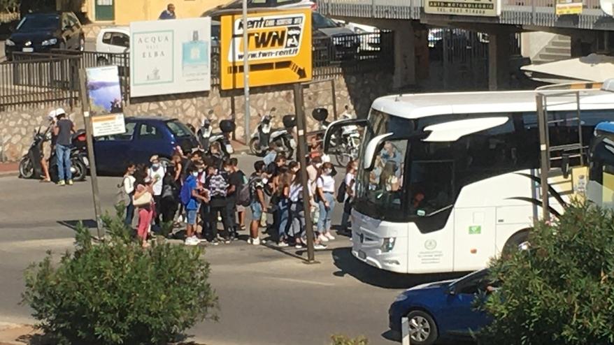 Studenti alla fermata del bus in viale Elba