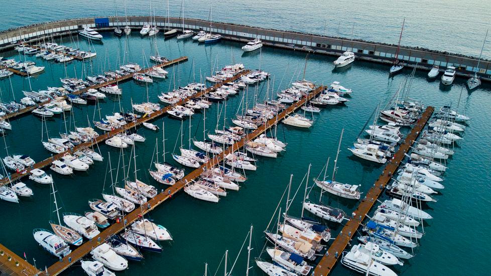 Mozione votata all’unanimità: «Il porto si apra ai pescatori»