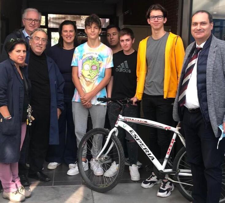 Rubano la bici allo studente rifugiato ucraino ma la scuola gliene regala una nuova