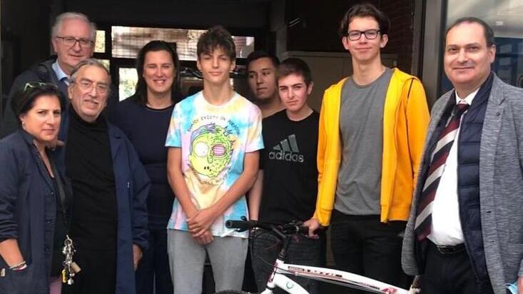 Rubano la bici allo studente rifugiato ucraino ma la scuola gliene regala una nuova