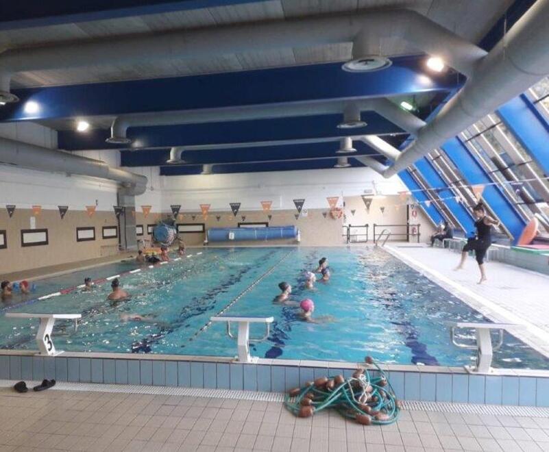 Un’immagine d’archivio della piscina di Maresca: presto l’impianto potrebbe riaprire grazie al finanziamento ottenuto attraverso un bando governativo. Di nuovo in funzione forse già a dicembre