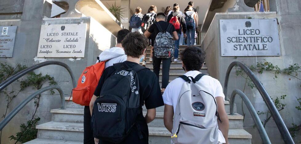 Studente investito davanti a scuola