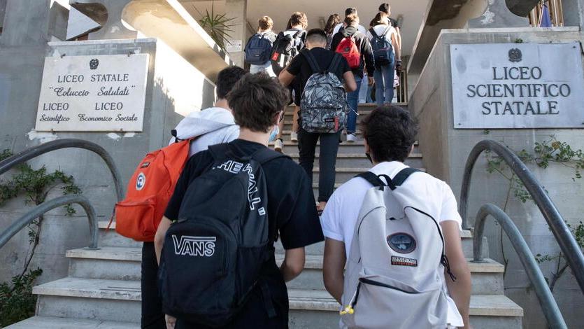 Studente investito davanti a scuola