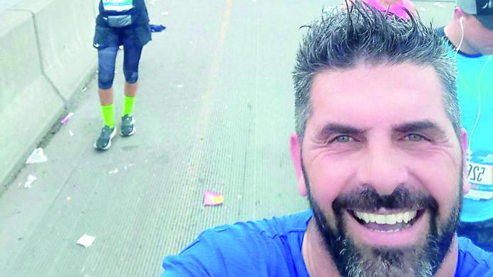 Simone Poli all’arrivo con la moglie Lara