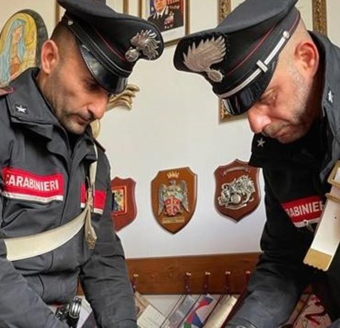 Scoperto dai carabinieri a 17 anni con un chilo di droga nell’armadio