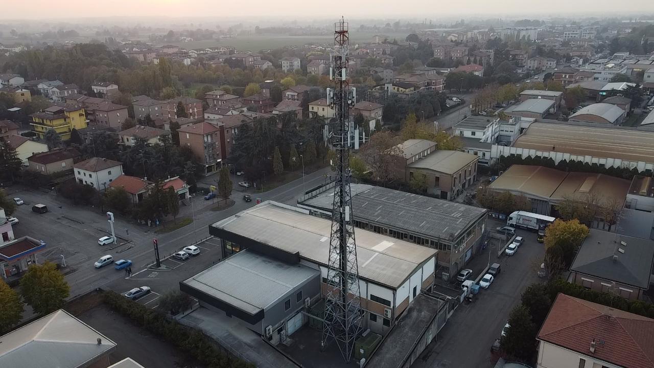 I residenti di via Plauto insorgono: «Cinque antenne nel nostro quartiere»