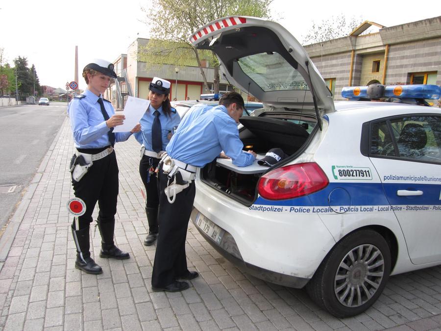 Modena, guida con la patente sospesa per andare a prendere il figlio a scuola