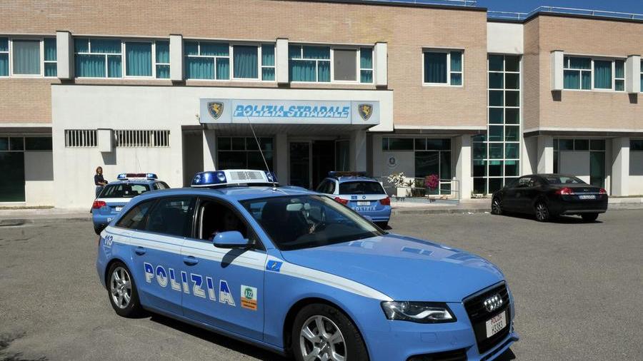 Modena Nord. Sfreccia senza patente in autostrada con una Porsche ottenuta grazie a una truffa
