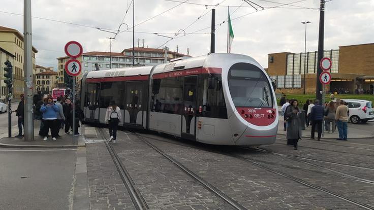 La tramvia esce dai binari alla stazione di Firenze Santa Maria Novella: al via i bus sostitutivi – Video