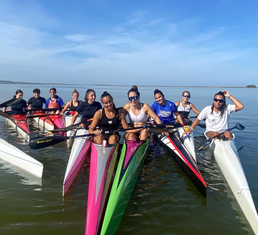 
	Atlete e atleti al centro di canoa di Cabras

