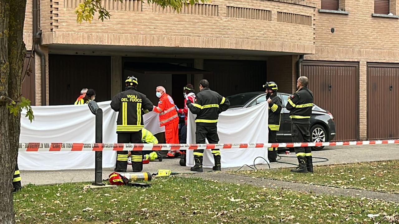 Muore schiacciato sotto l’auto