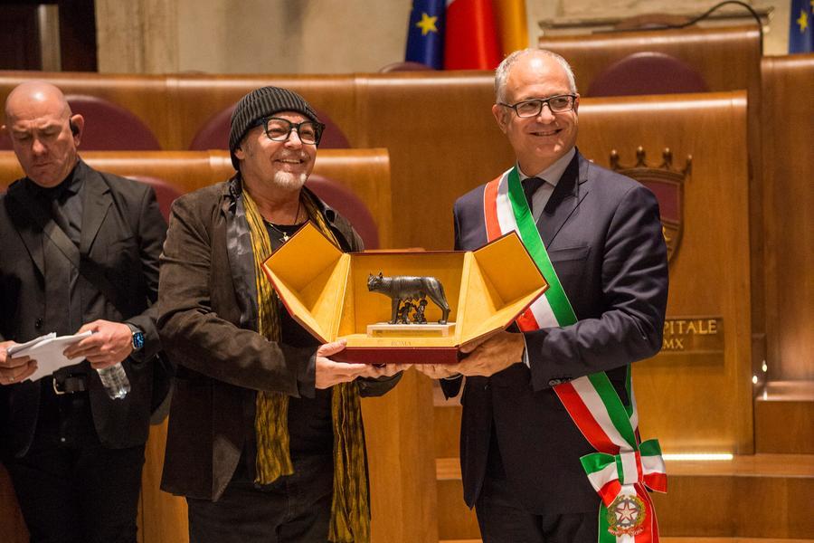 Il sindaco di Roma Gualtieri premia  Vasco con la Lupa capitolina: «Dedico questo premio a mio padre»